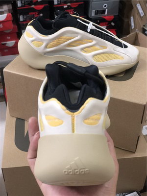 authentic Y**zy 700 boost v3 srphym