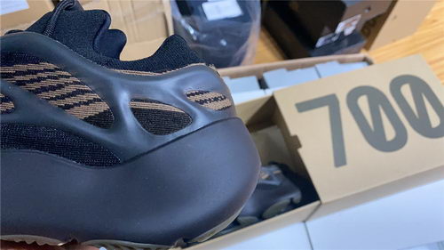 ad*s Y**zy 700 v3 “eremiel”