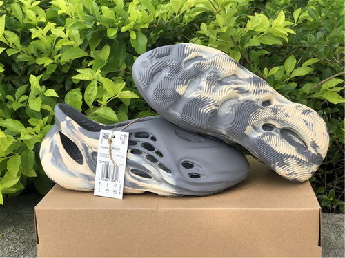 ad*s Y**zy foam runner-006