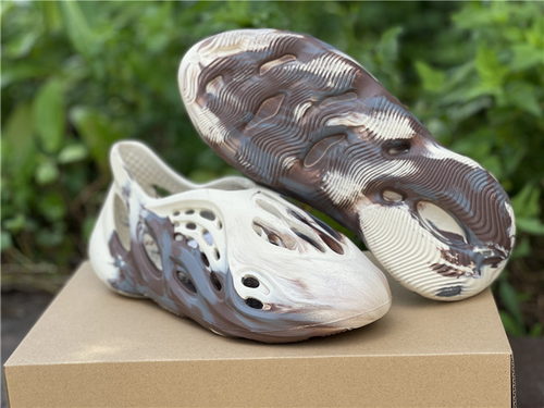 ad*s Y**zy foam runner-007