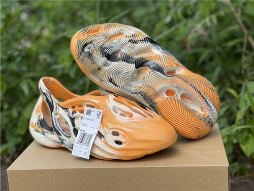 ad*s Y**zy foam runner-011