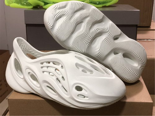 ad*s Y**zy foam runner-004