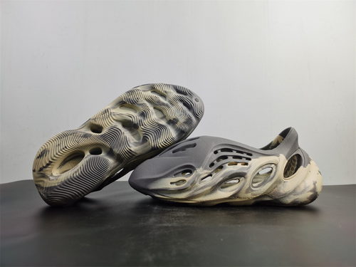 ad*s Y**zy foam runner-012