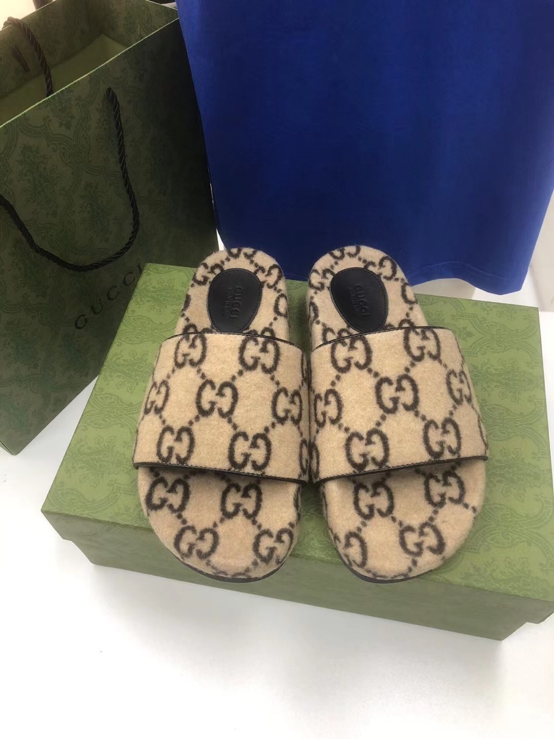 G*u*i slippers(aaa)-424