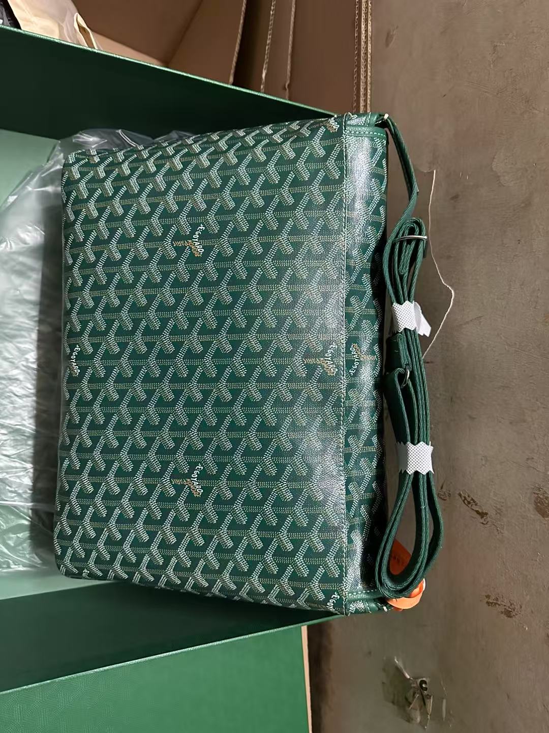 Go*ard handbags aaaa(men)-001