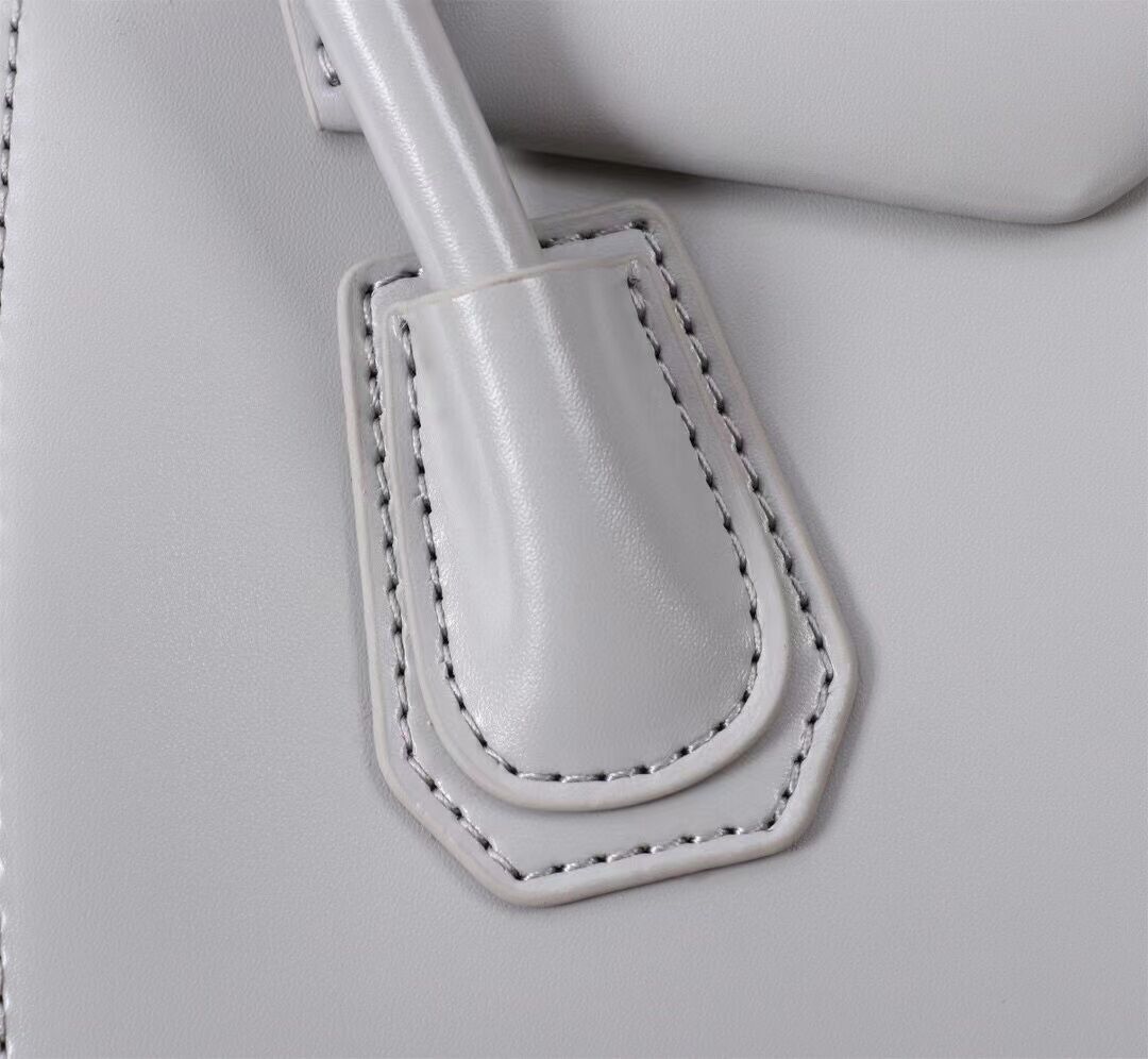 Givenchy Handbags AAA(Women)-001