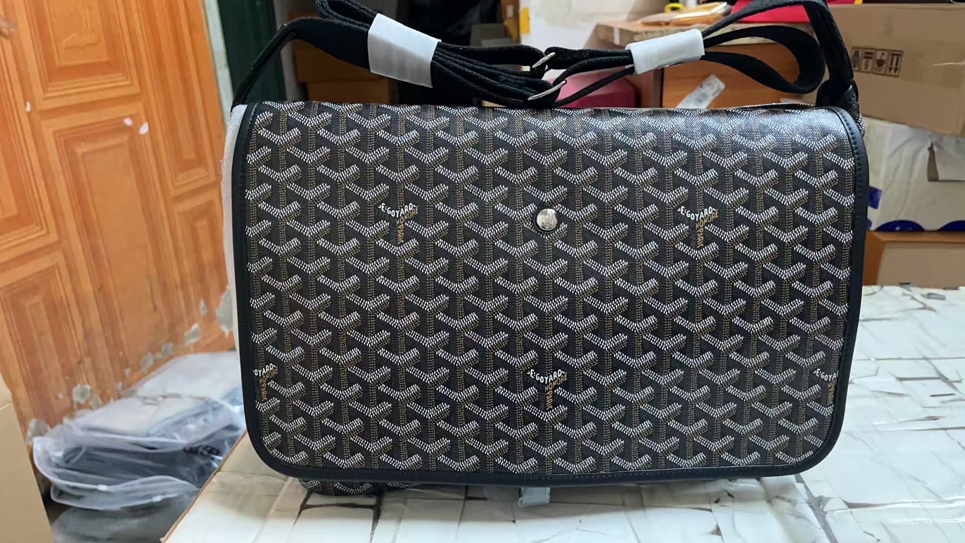 Go*ard handbags aaaa(men)-004