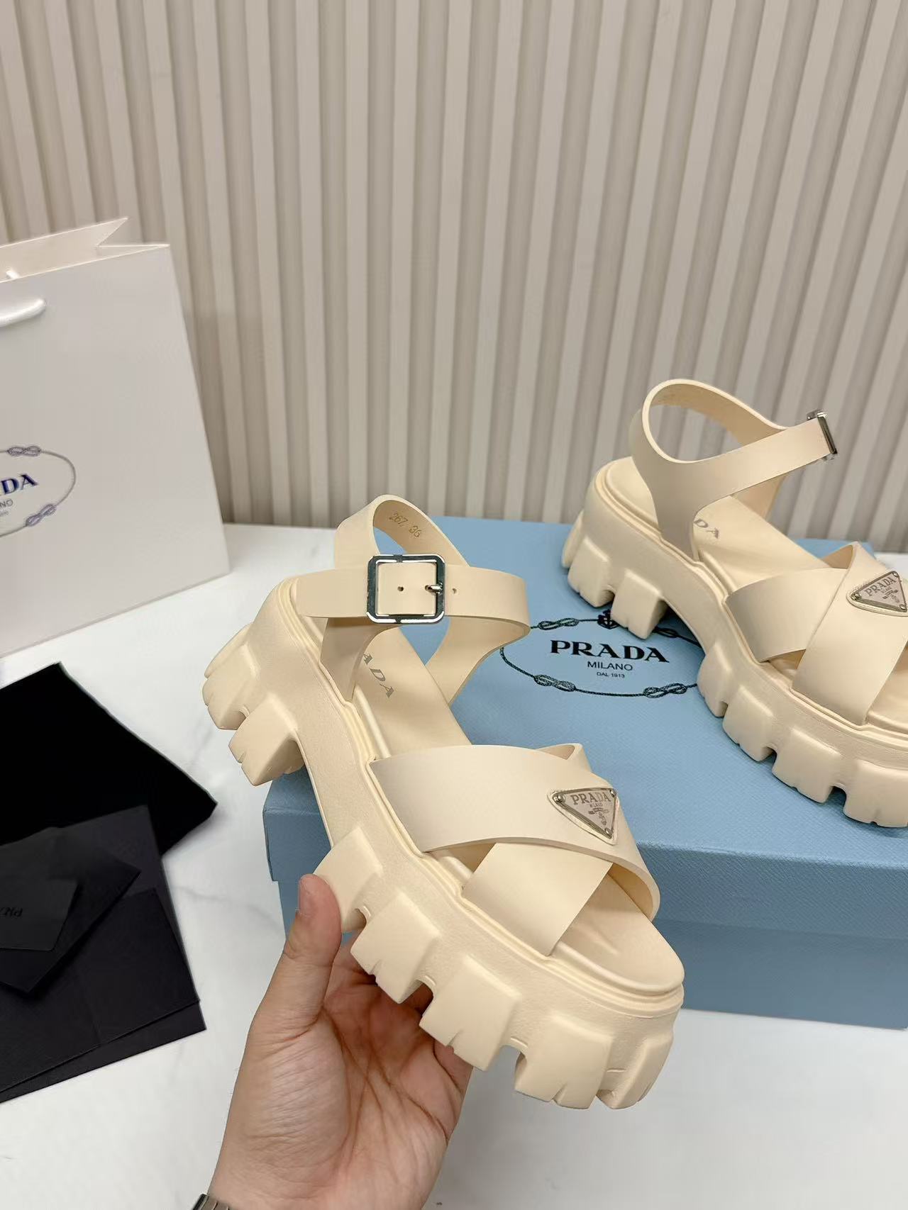 Pra*a slippers women(aaa)-019