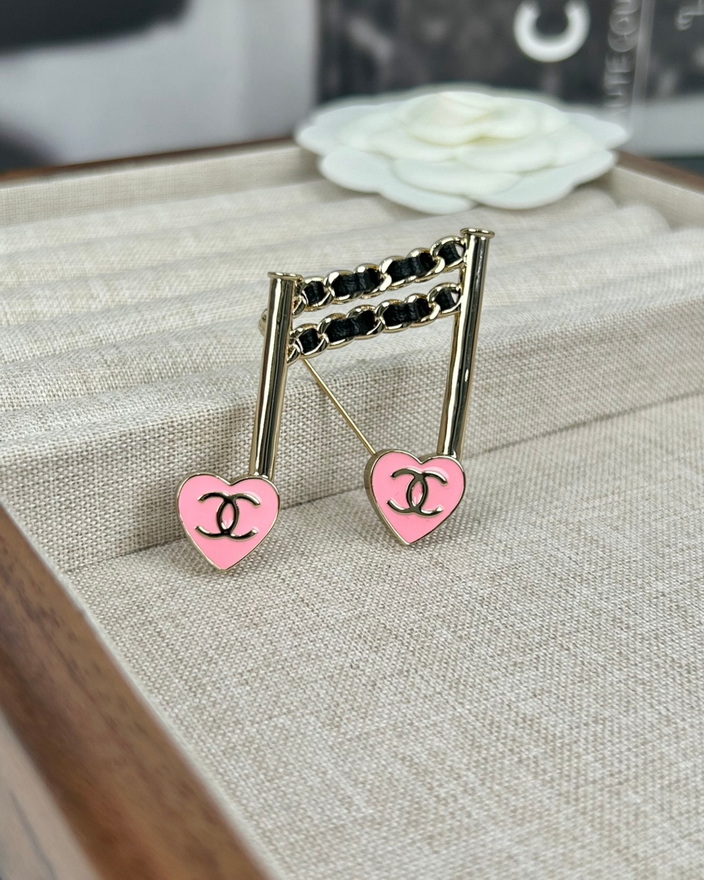 Ch*el brooch-080