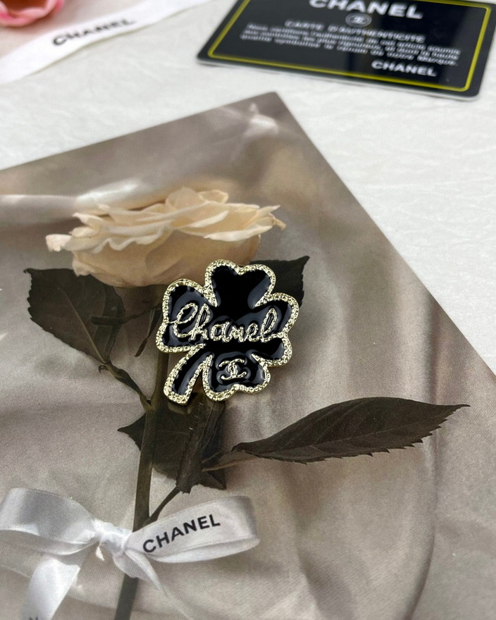 Ch*el brooch-057