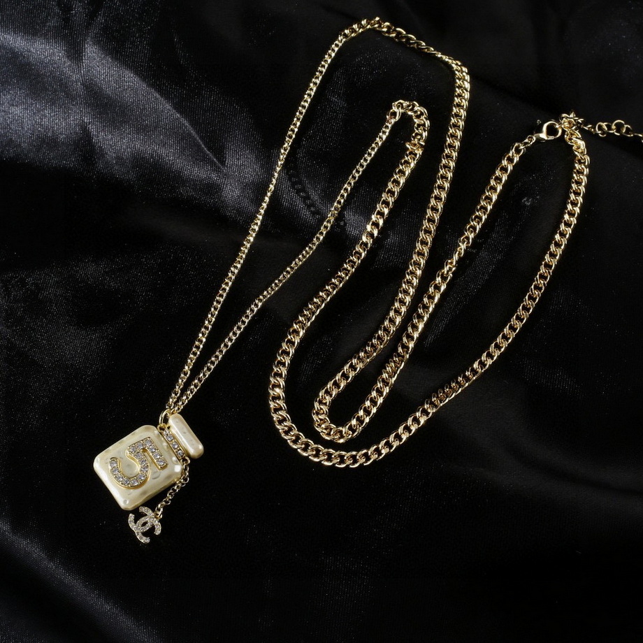 Ch*el necklace-090