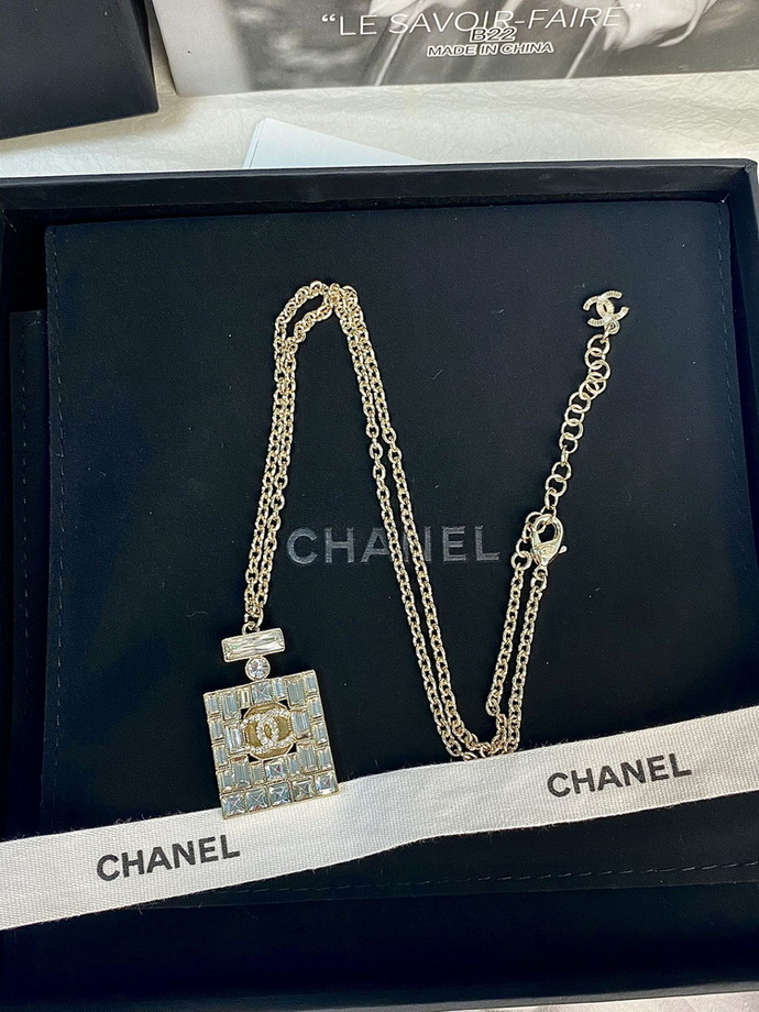 Ch*el necklace-029