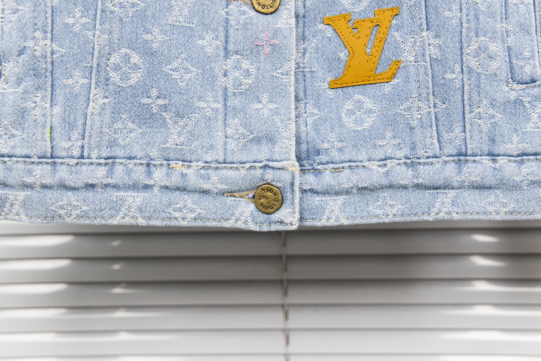 LV Jacket-041