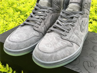 KAWS x Air Jordan 1“Cool Grey”